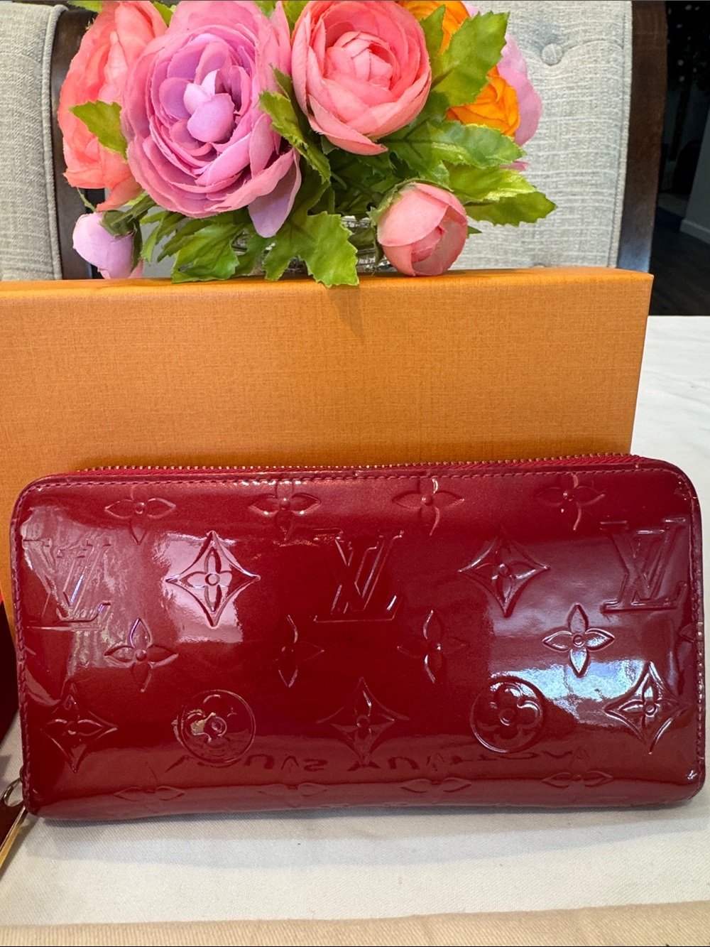 Authentic Louis Vuitton Vernis Zip-Around Wallet in Deep Red - Picture 4 of 16